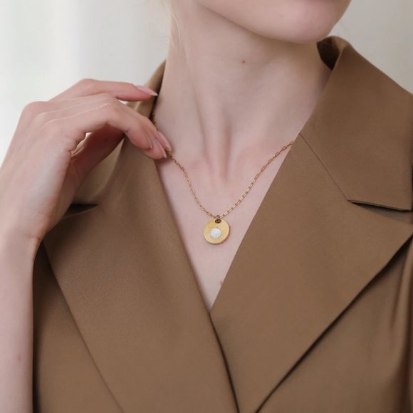 New 18K Gold Plated Round Natural Shell Sun Round Pendant Necklace - Picture 3 of 6